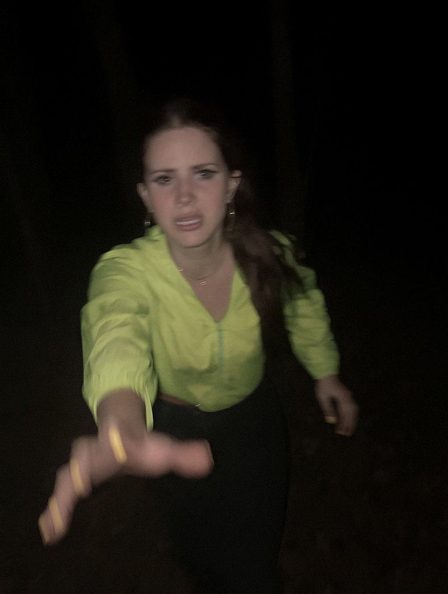 WHITEH0TPEPPERS's tweet image. this woman chased me down the street because she thought i stole her vape 😭