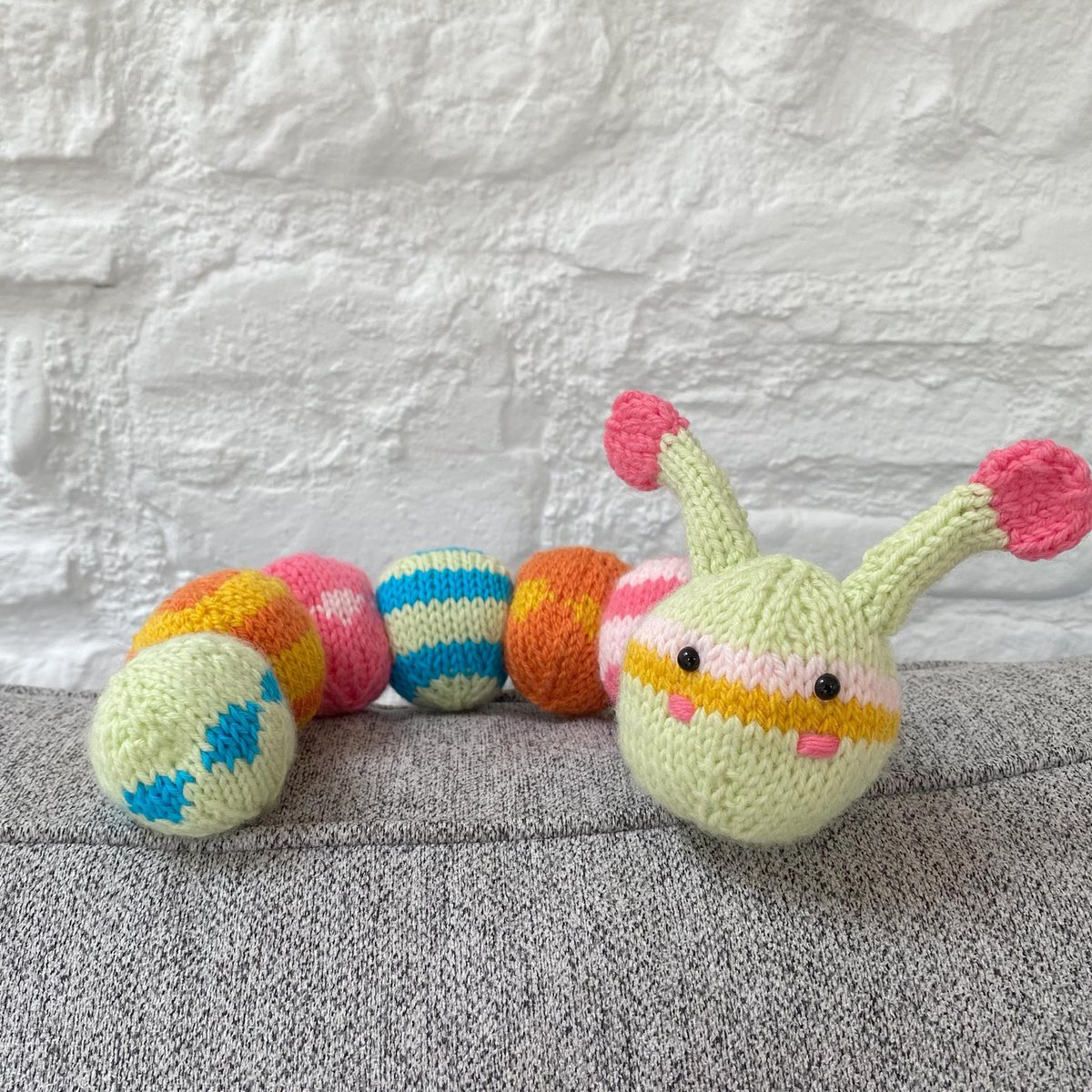 GiftHorseKits's tweet image. It’s a #newpattern day! 🐛 
This Curious Colourful Caterpillar is great for stash-busting as you can use any small amounts of Dk yarn you like. And the pattern takes you step-by-step through the colourwork sections so it’s great for learners gifthorsekits.co.uk/curious-colour…