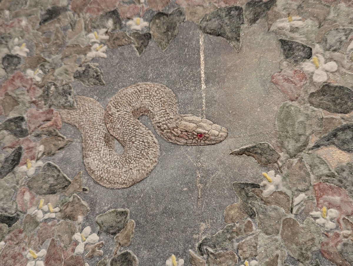 「縁の下の舞No.2」2024
Size: 265mm535mm
Main motif: snake, fish mint
#wanaka_okuyama #奥山和奈可