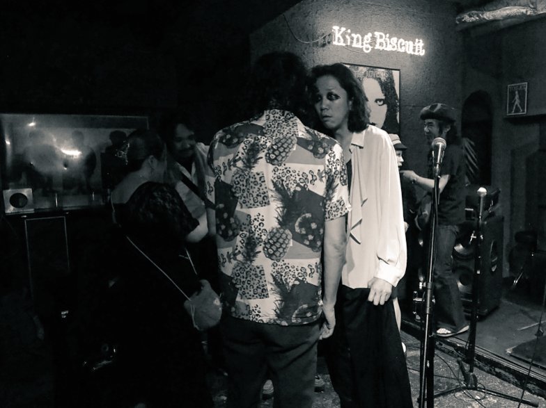 先月の岐阜でのライブ後の写真

ボーカルのダーシマさんが揉めてるようにしか見えない。笑
この目はヤル目だ。笑