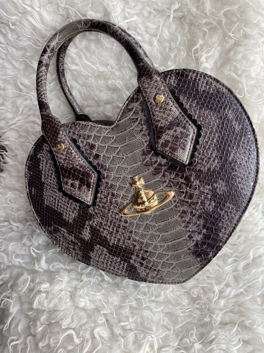 _sugatine's tweet photo. ⚠️ Je vends mon sac Vivienne Westwood heart snake / coeur serpent vintage et mes Jeffrey Campbell les Offset et les mary jane à plateforme taille 36 ‼️

Seulement en main propre sur Paris 
DM si intéressé et pour + d’infos ☺️❤️ https://t.co/fh1lYCImPG
