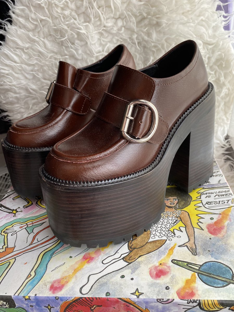 _sugatine's tweet photo. ⚠️ Je vends mon sac Vivienne Westwood heart snake / coeur serpent vintage et mes Jeffrey Campbell les Offset et les mary jane à plateforme taille 36 ‼️

Seulement en main propre sur Paris 
DM si intéressé et pour + d’infos ☺️❤️ https://t.co/fh1lYCImPG