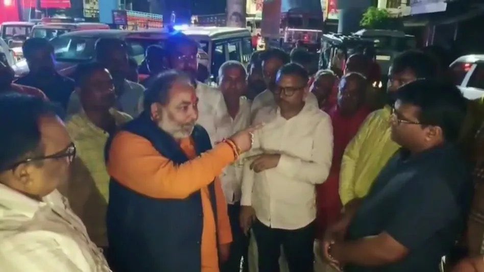 बलिया -

पुल खुला - मंत्री दयाशंकर PWD के अभियंता पर भड़के -

दिमाग न खराब हो,मैं मंत्री हूं और मुझे ही नहीं बुलाया',आपने मुझे बिना बताए पुल खोल दिया. मुझे पता है कि आप किसके इशारे पर काम कर रहे हैं !!