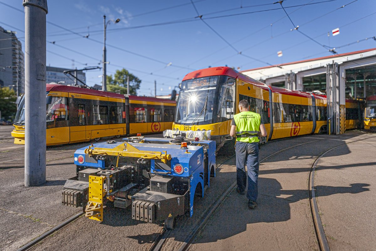 W ramach kilkuletniego kontraktu z bydgoską Pesą wykonywane są planowe naprawy główne naszych Swingów, które razem z Hyundaiami 140N stanowią trzon niskopodłogowej floty Tramwajów Warszawskich. Odebraliśmy właśnie z naprawy 19. Swinga, a do zakładów Pesy w Mińsku Mazowieckim