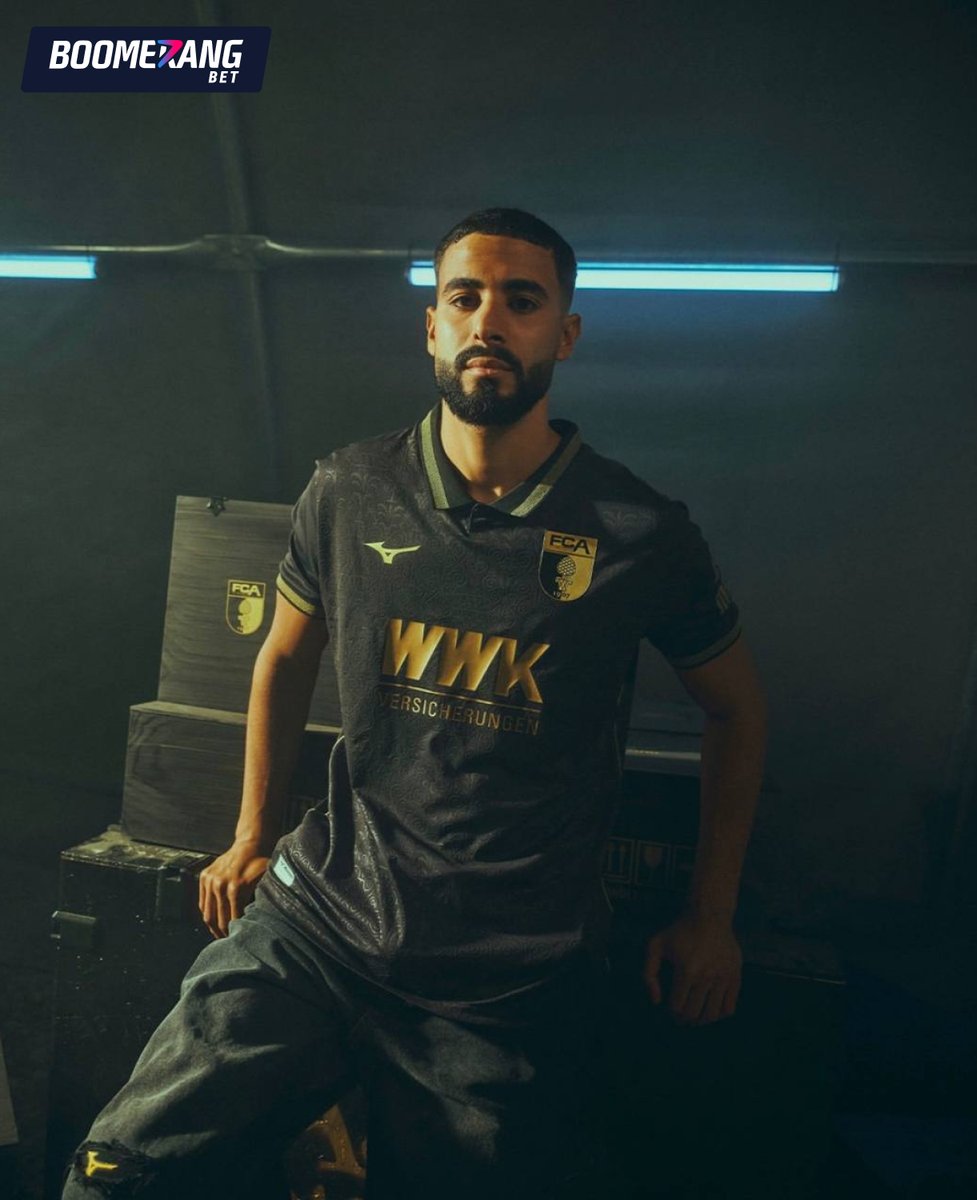 ⚫️ Das dritte Trikot des FC Augsburg: Schwarze Klassik mit römischer Seele

Mizuno und der FCA haben ein Trikot vorgestellt, das die von der lateinischen Stadtbezeichnung inspirierte Linie fortsetzt.
⠀
Das geprägte Muster erinnert an Artefakte, die unter der WWK Arena gefunden