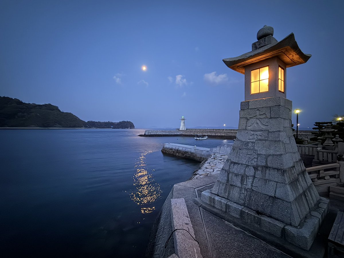 wakacho90's tweet photo. "���平夜景"天保三年に造られた御手洗の高灯籠に刻まれている文字。自分以外の周りの人だけでなく未だ出会ってもいない他人、未来の人類の為に祈るホモサピエンスだからこそ在る今を忘れてはいけない。フィクションを描くのなら繁栄を描きたい。
私も被爆三世。心穏やかに未来の幸せを願い行動したい。 https://t.co/VvkK4C4Jin