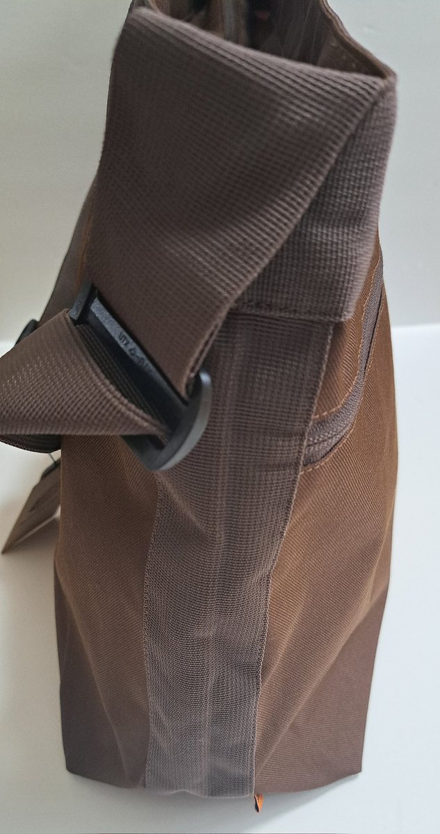 TKHS_reia358's tweet image. ショルダーバッグの中はオレンジ色🧡内ポケットの位置は底についているので、生地がよれなくて好き♡書類も入いる大きめポケットやペットボトル用ポケットもあり重宝しそうです😃💕

この度は、誠にありがとうございます🙇‍♀️✨
#エッジリンク #edgelink 
#スケートボード #スケート #olliemagazine