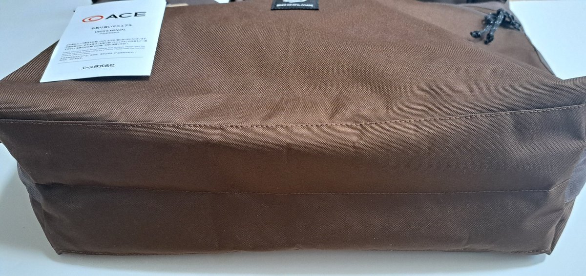 TKHS_reia358's tweet image. ショルダーバッグの中はオレンジ色🧡内ポケットの位置は底についているので、生地がよれなくて好き♡書類も入いる大きめポケットやペットボトル用ポケットもあり重宝しそうです😃💕

この度は、誠にありがとうございます🙇‍♀️✨
#エッジリンク #edgelink 
#スケートボード #スケート #olliemagazine