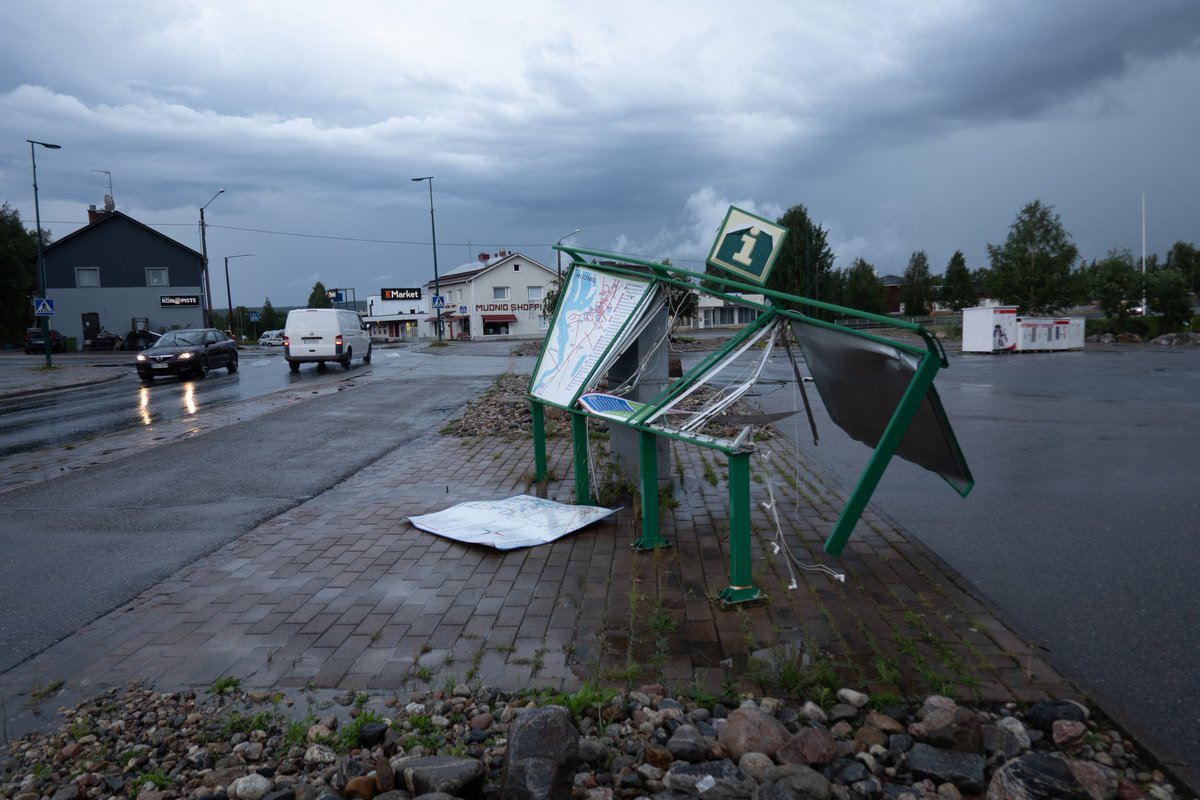 Damage to a metal framed tourist info board in Muonio, Finland from a severe thunderstorm on Tuesday evening. #EUwx #sää #ukkonen #wxtwitter 

Source: Muonio sanoin ja kuvin (Facebook group)