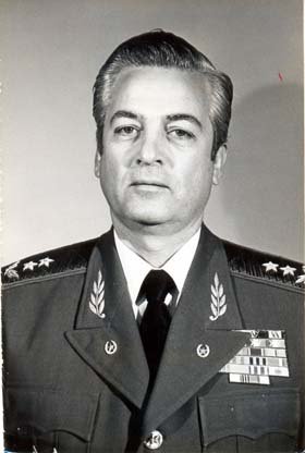 Llegue hoy el homenaje de los combatientes del Ejército Oriental al General de División Senén Casas Regueiro, revolucionario fiel y consagrado a la defensa de la Patria.
#FARCuba