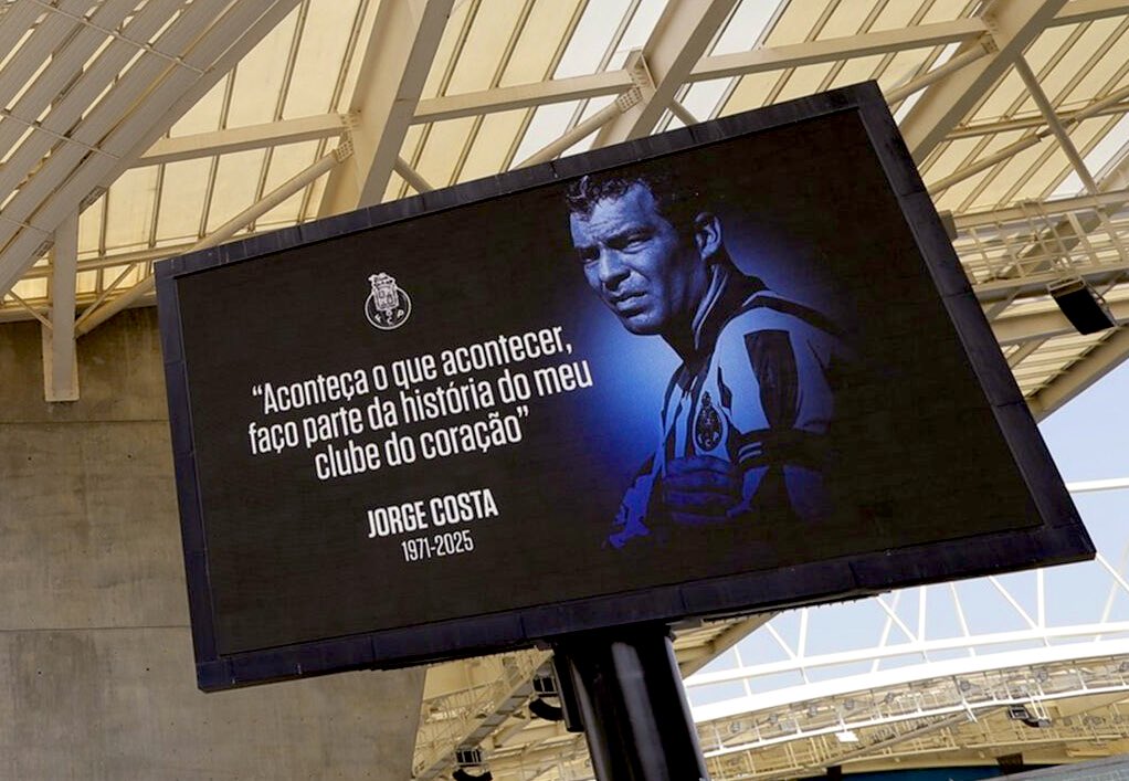 Este ano está a fustigar os nossos corações azuis e brancos, a roubar-nos a presença física dos nossos maiores símbolos. Acredito que o coração de Jorge Costa continuará a bater sempre que o grande amor dele jogar. Tem de ser por ele,têm de dar tudo para vencer. Seguimos juntos💙