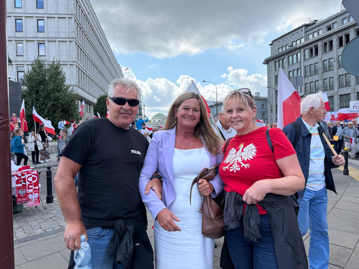 Tłumy Polaków dzisiaj w Warszawie na zaprzysiężeniu dr Karola Nawrockiego. Dziękujemy 🇵🇱