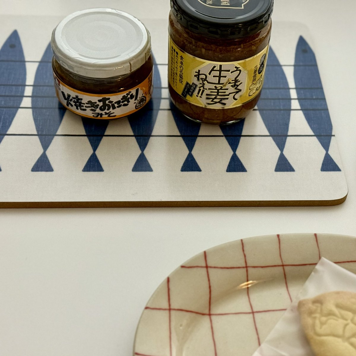会報のお供に焼菓子をと
気になってたカフェに入ると心地いいBGMが！
夢じゃない♪スパイダー♪虹を超えて♪スピカ♪
ずっとスピッツが流れてた〜💛
ついつい長居しそう☕️
店主さんスピッチさんかな
カフェのあと
中囿義光さんの個展に
♦♦♦♢♢♢〻〻〻
中囿さんの器はどれもキュートで大好きです💖