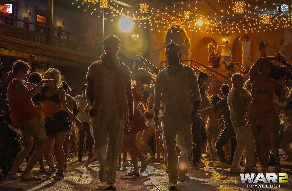 Now the WAR spills over on to the dance floor! A sneak peak arrives tomorrow - the full song only on the BIG SCREEN! #War2 from 14th Aug worldwide in Hindi, Telugu &amp; Tamil! 🕺🕺

#JanaabeAali (Hindi), #SalamAnali (Telugu), #Kalaaba (Tamil)
