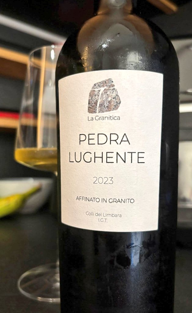 per la mia amica <a href="/Stepha_st/">stephanie</a> ecco una vera "chicca"
PEDRA LUGHENTE 2023 di LA GRANITICA
vigneti a Luras in Gallura
uva vermentino per un vino bianco affinato in vasche di GRANITO della tipologia Ghiandone del Monte Limbara
solo 1200 bottiglie, appunto una "chicca"