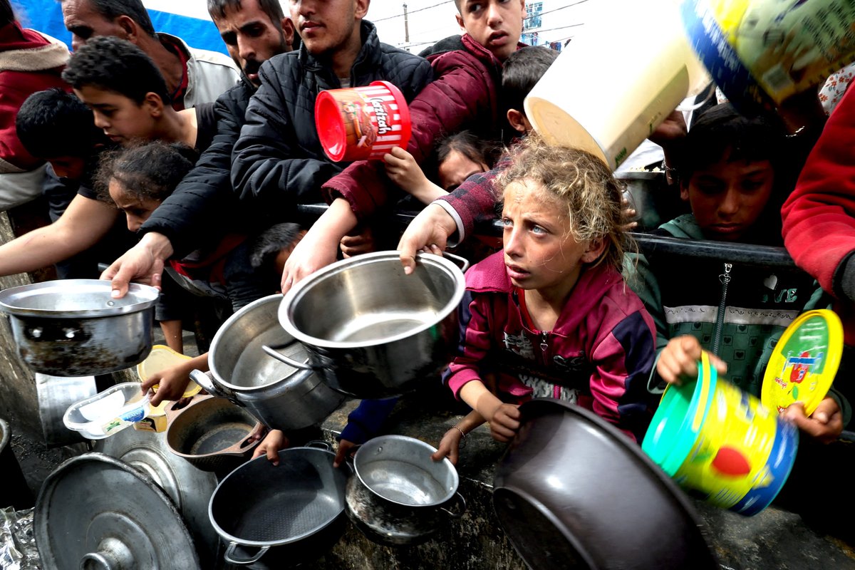 sofiafonsoferre's tweet image. And what about the pans all shining where there is supposedly no water, much less detergent?