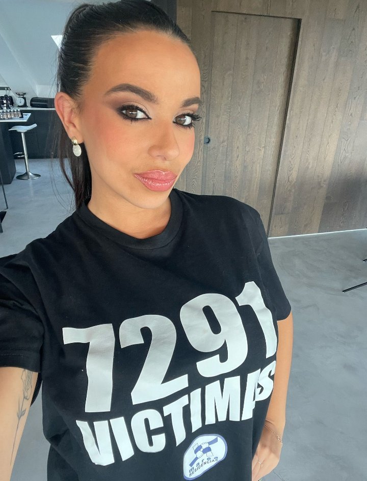 ZORRA: 

1. f. Mamífero cánido de menos de un metro de longitud, incluida la cola, de hocico alargado y orejas empinadas, pelaje de color pardo rojizo.

2. f. Hembra de esta especie.

3. f. Carro bajo y fuerte para transportar pesos grandes.

4. f. prostituta.