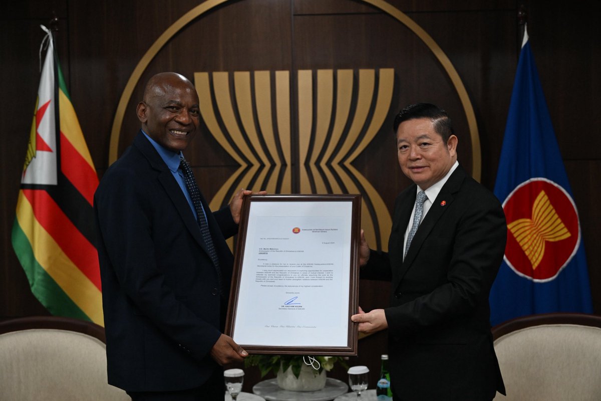 Ambassador Martin Makururu today presented his Letter of Credence as the Ambassador of the Republic of Zimbabwe to ASEAN to Secretary-General of ASEAN, Dr. Kao Kim Hourn, at the ASEAN Headquarters/ASEAN Secretariat. 

Secretary-General Dr. Kao congratulated Ambassador Makururu on