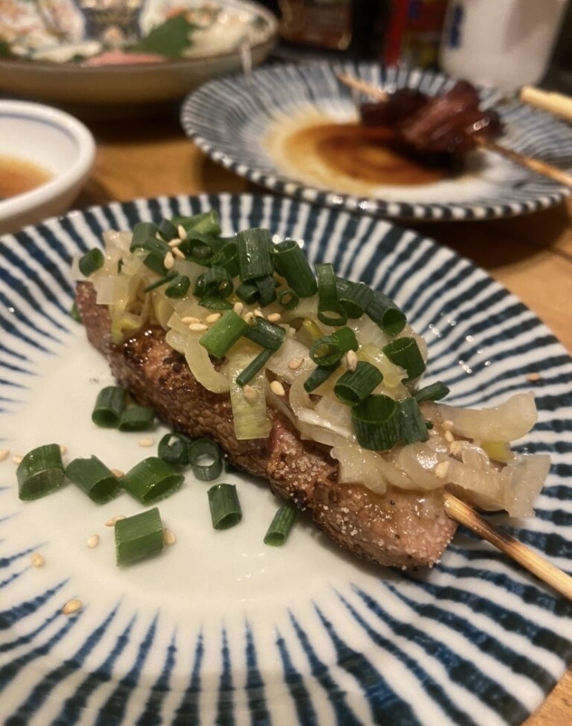 kanpaikiyanon's tweet photo. もつ焼★キャプテン／新宿

平日21時で満席予約必須な人気店🔥
上たん刺しから感動スタート🥺
ネギレバ串（レアで臭みゼロ）つくね過去イチ！白せんまい刺し…どれも絶品。
煮豚もほろっほろで日本酒止まらん…🤍

1人4,000円前後で満足度バク上がり。

#お酒　
#新宿グルメ  #晩酌記録 #新宿居酒屋 https://t.co/3ai7YRSP89