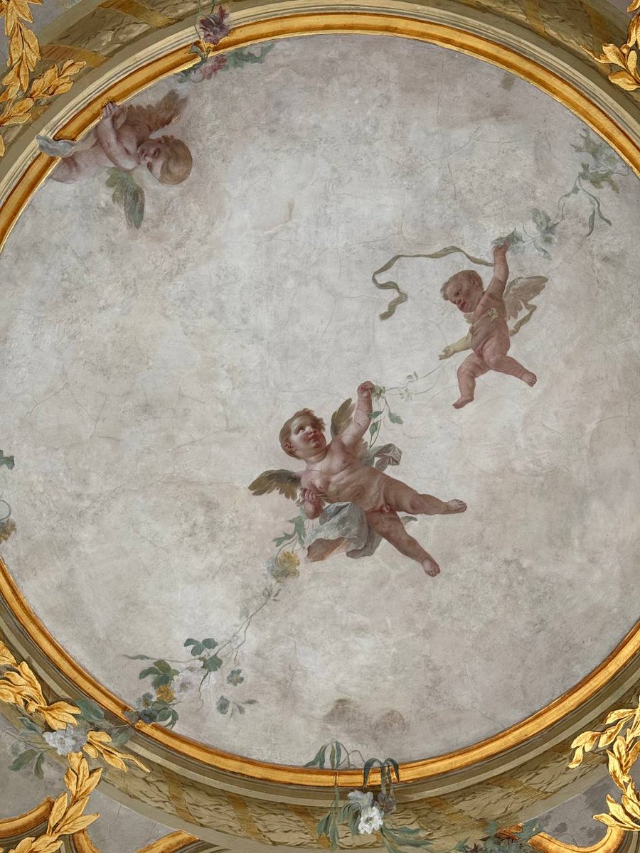 Лучшая погода ходить по музеям и выставкам – это конечно дождь. Но есть у нас такое место, куда в дождь посетителей не пускают. Дача Екатерины II или Китайский дворец. Росписи, лепнина, шелковые обои очень чувствительны к влаге.