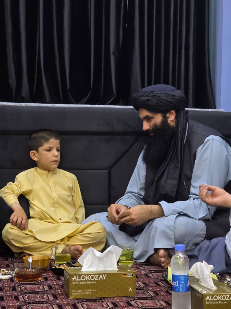 Shafi_Azla904v's tweet photo. زه هغه افغان ماشوم یم چې د ذهن حساب حیرانوونکي مهارتونو له امله مې د نړۍ پام راجلب کړ.  
بیګا شپه  خلیفه صاحب د تشویق لپاره ونازولم نغدي مرسته یې را سره وکړه،لپټاپ یې راته ډالۍ کړ او په راتلونکي کې د تعلیم ټول مصارف یې په غاړه واخیستل.
مننه! دا زما لپاره ستر ویاړ او لوی انګېزه ده https://t.co/gvywNYrlQw