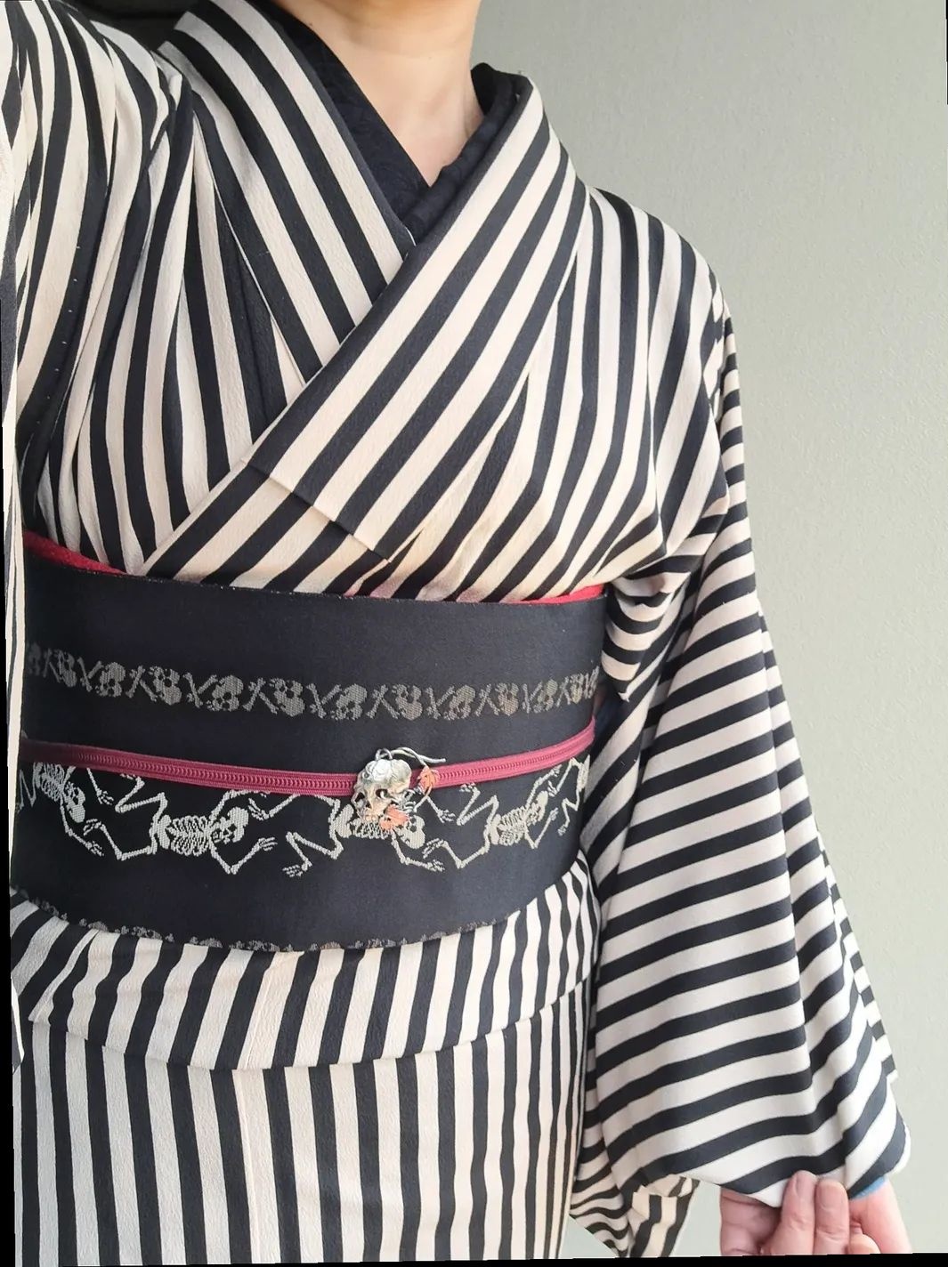【新品未使用】大人気！豆千代モダン名古屋帯 花宴　紫 楽天市場】【新古品】 名古屋帯 正絹 九寸 京都 西陣 銀通し 黒