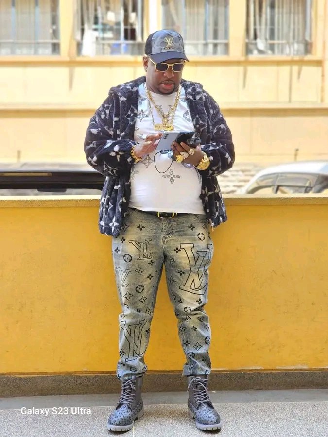 dexter_2826's tweet photo. Let's give flowers where needed to people while still on earth,@MikeSonko 🥂 and may God protect you to live long,generous heart of helping to see people succeed,if @MikeSonko can get an opportunity again to be a leader..God knows ,This man has a good heart. #alongliloo https://t.co/0itclDK7D5