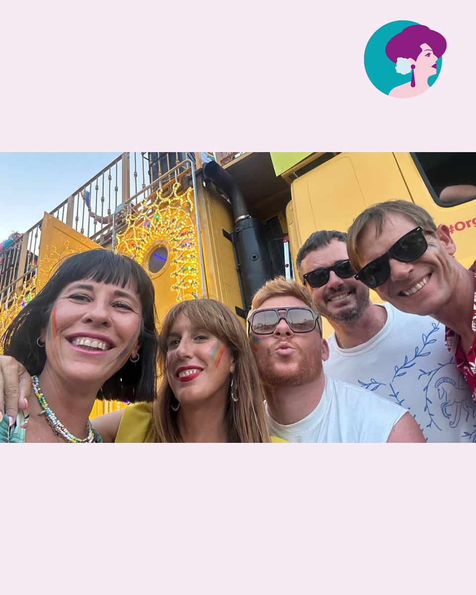 Este sábado estuvimos en Quesada (Jaén) con #OrgulloDePueblo 🌈
Y sí, volvió a aparecer el camión de JB con el nombre de nuestra presidenta: Manolita.
Su nombre recorriendo pueblos es más que un guiño: es resistencia, memoria y orgullo.
¡Gracias, Quesada! 
#FundaciónManolitaChen