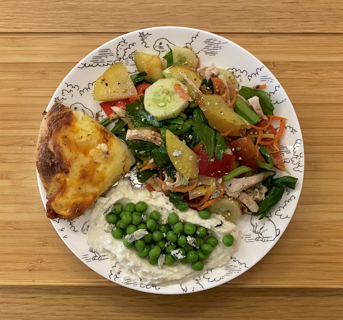 달걀, 소시지, 으깬감자, 복숭아샐러드.
땅버, 잼 올린 크래커와 커피.
샐러리잎, 참치 요거트스프레드, 당근라페, 달걀, 살구잼 올린 샌드위치.
완두콩과 블루치즈 올린 으깬감자, 크림치즈 포카치아와 닭가슴살 샐러드.

버터 대신 마스카포네 넣은 으깬감자x완두콩 조합 최고. 나 완두콩 사랑하네🫛