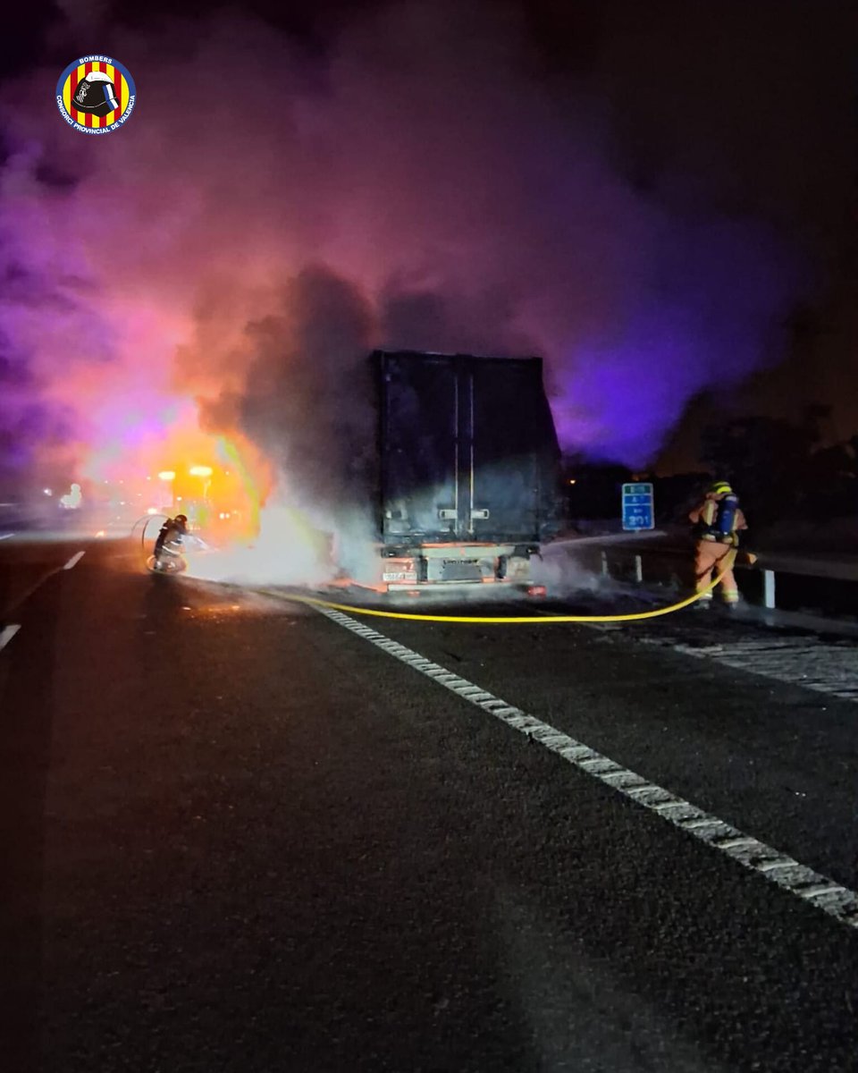 Bombers Consorci VLC (@bombersvalencia) on Twitter photo <a href="/BombersValencia/">Bombers Consorci VLC</a> ha actuat aquesta matinada a les 3:19h en un incendi d’un remolc a l’AP-7N a Sagunt, amb 3 dotacions de Sagunt i Moncada, sergent de Sagunt. El remolc transportava material de paqueteria i ha resultat afectada la part posterior i els tres eixos. <a href="/BombersValencia/">Bombers Consorci VLC</a> ha actuat aquesta matinada a les 3:19h en un incendi d’un remolc a l’AP-7N a Sagunt, amb 3 dotacions de Sagunt i Moncada, sergent de Sagunt. El remolc transportava material de paqueteria i ha resultat afectada la part posterior i els tres eixos.