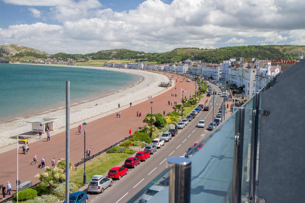 ☀️ Soak up spectacular views from our Rooftop Suites! Luxurious comfort meets panoramic sights of Llandudno Bay &amp; Great Orme. Perfect for indulgence &amp; relaxation.

Book your stay today: stgeorgeswales.co.uk/stay/rooms/roo…