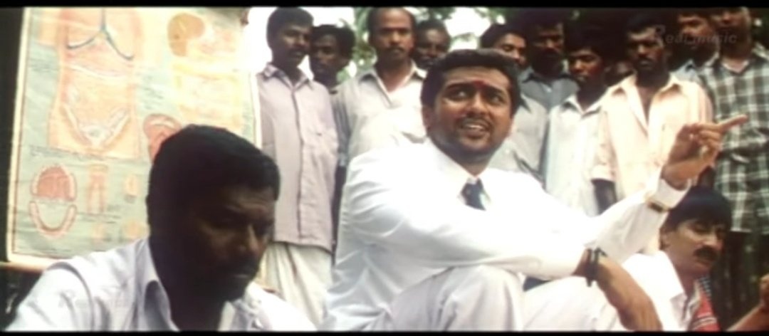 இதான் சார் நம்ம குள்ளண் புத்திங்கிறது ஊருக்கு ஒருத்தன ரசிகனா வச்சுக்கிட்டு ஓட்டு போட மாட்டோம் பூல போட மாட்டோம்னு ஊம்பிட்டு திரியுறானுக