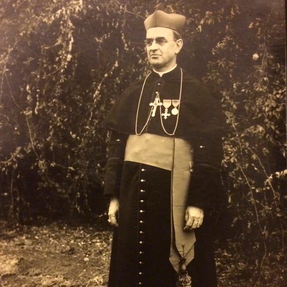 LOL HISTORY

6.8.1973
Aged 84, Joseph Bonhomme (OMI) dies. Although a Roman Catholic Vicars apostolic emeritus, he spend much of his time building the cooperative movement among others where he has the cooperative house along A1 named after him. 

#History #Lesotho #OnThisDay