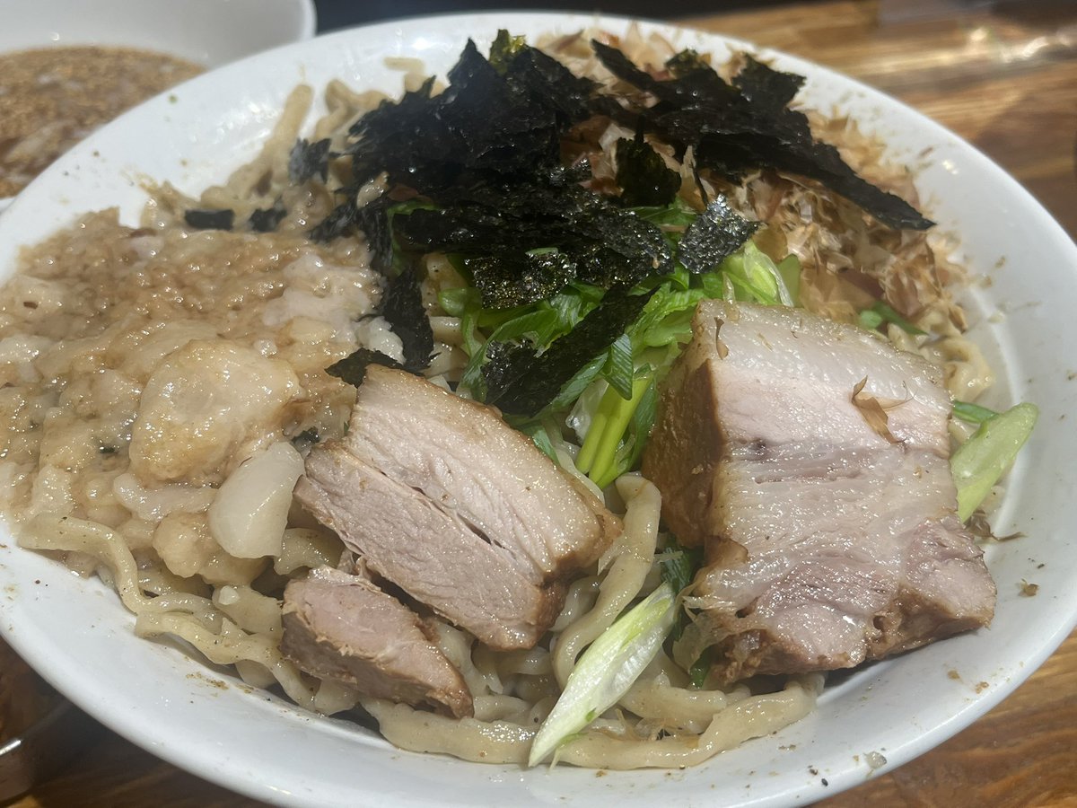 ramen_freetime's tweet photo. 麺に始まり麺に終わる
冷やしザルラーメン
600g 温野菜 アブラマシマシ

今日一日の特別限定✨冷水で〆られた麺をパンチある塩スープに浸して啜ると,箸が止まらない😋鰹節に海苔とワサビが良い仕事👍
豚さんを塩スープにつけてワサビを添えて食べたら幸せの絶頂😍再販希望です🙇‍♂️
#麺に始まり麺に終わる https://t.co/xzcfPTpmDD