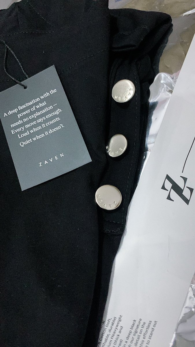 This isn't fashion.
This is a feeling you wear.

-ZAVEN-

Glint 003

ดีใจอ่าา🥹 เดะไปหาแมทชุดก่อน
#ZAVEN 
#ZAVENWEAR
#ZAVENERS
 #zavenofficial