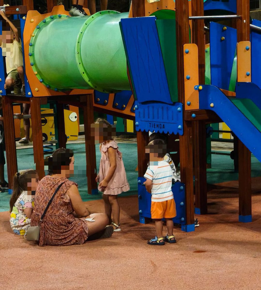 Ahir, quan jugava amb la meva filla, els nens i les nenes del parc s’hi anaven afegint. Vam estar molta estona jugant, gaudint i rient. 

Em van fer sentir molt i molt feliç. Està clar que la professió es porta per dins ❤️