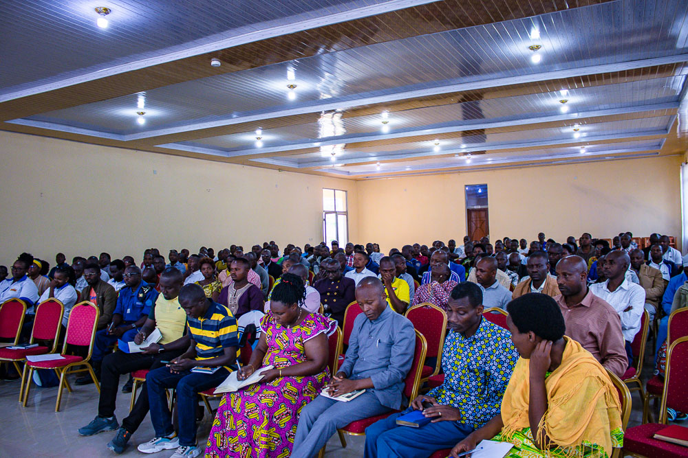 Province Gitega (@gitega) on Twitter photo Le Gouverneur de <a href="/Gitega/">Province Gitega</a>, M .<a href="/BIGIRIMANALIBO4/">BIGIRIMANA LIBOIRE</a>, a exhorté les commerçants de boissons de la <a href="/brarudi_sa/">Brarudi SA</a> à se conformer strictement aux prix fixés par les autorités. était lors d’une réunion tenue ce 5/8/2025, à l’endroit les propriétaires de méga, de dépôts et de bars. Le Gouverneur de <a href="/Gitega/">Province Gitega</a>, M .<a href="/BIGIRIMANALIBO4/">BIGIRIMANA LIBOIRE</a>, a exhorté les commerçants de boissons de la <a href="/brarudi_sa/">Brarudi SA</a> à se conformer strictement aux prix fixés par les autorités. était lors d’une réunion tenue ce 5/8/2025, à l’endroit les propriétaires de méga, de dépôts et de bars.