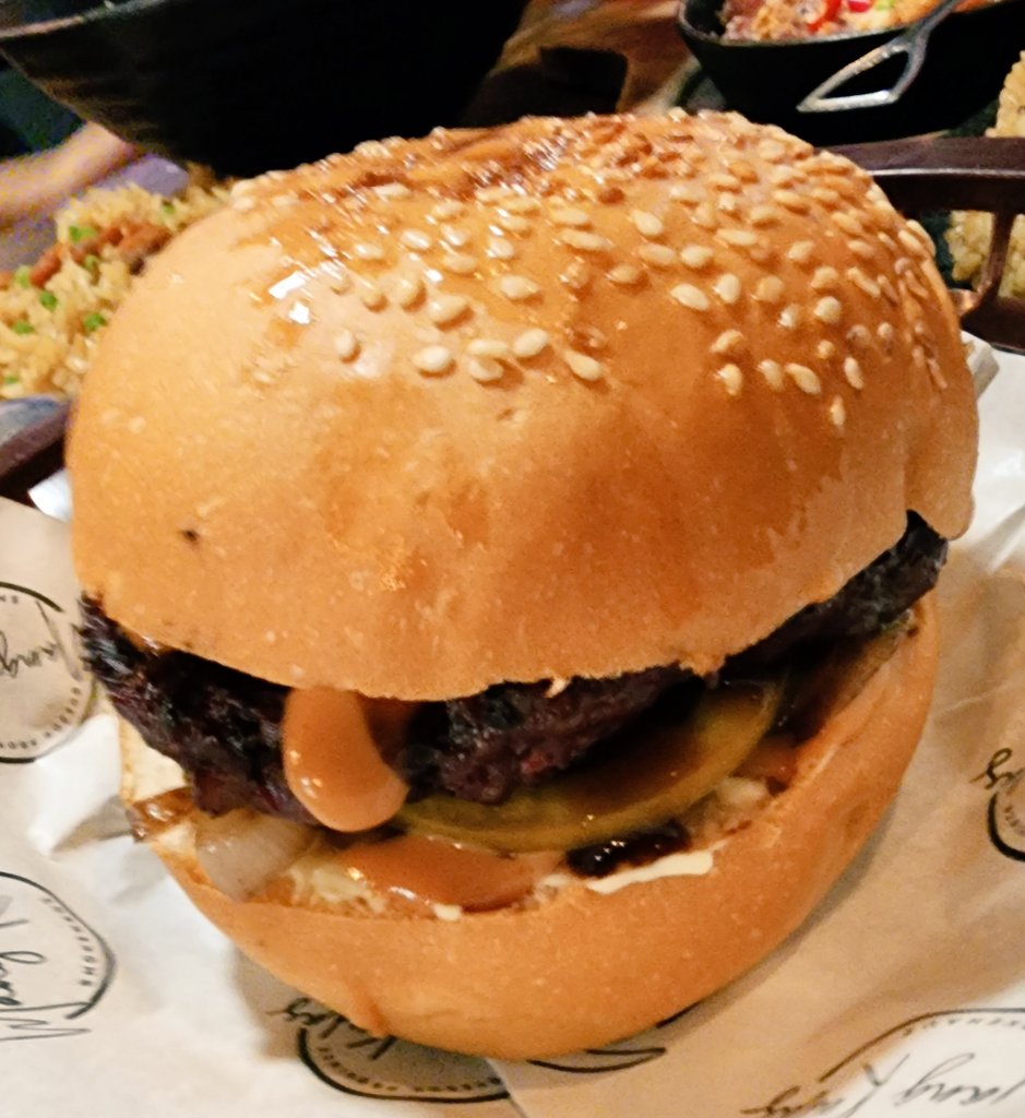 msgemx's tweet image. Smoked house ni Mang Kulas BURGER... yummylicious😊