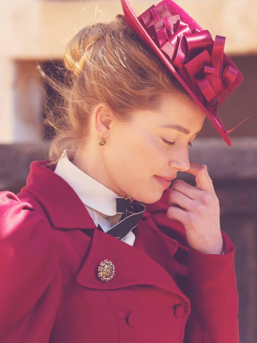 new pictures of amber heard on set of ''in the fire''.