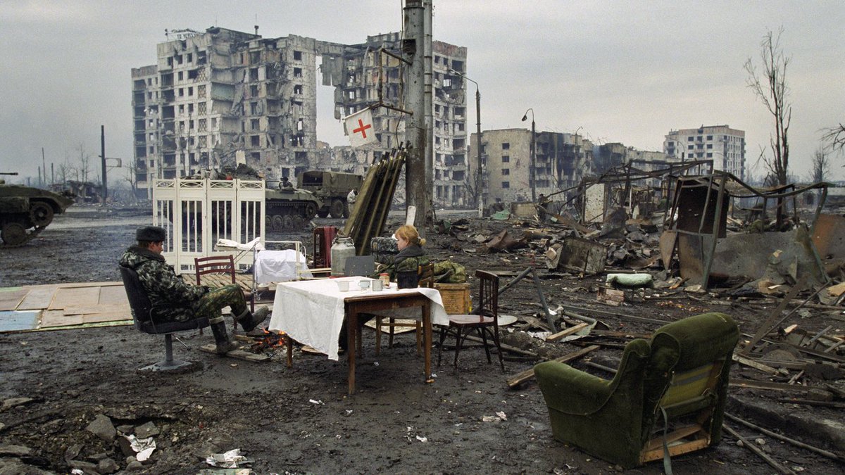 Hoxe hai 29 anos as forzas separatistas chechenas entraban de novo en Grozny, a capital do país, derrotando á gornición 🇷🇺 e tomando miles de prisioneiros.

Esta victoria separatista forzou unhas negociación nas que 🇷🇺 aceptaría unha independencia de facto de Chechenia.
