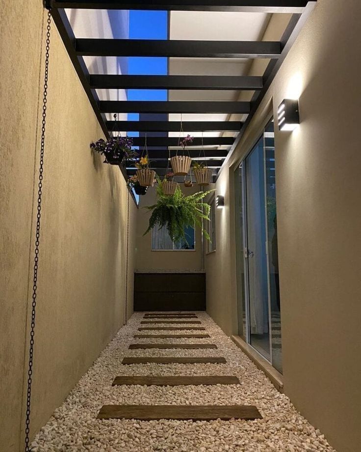 الممرات الجانبية والارتدادات غالبًا تكون مناطق مظلومة في التصميم…
لكن سكاي لايت مع زجاج دبل سيكوريت ٢٤ ملم يحولها لمساحات مضيئة ومريحة.

الزجاج السيكوريت يعطي أمان عالي، والسكاي لايت يوفر إضاءة طبيعية ويضيف لمسة معمارية أنيقة حتى في أبسط الفراغات.

أفكار بسيطة… لكن تأثيرها كبير