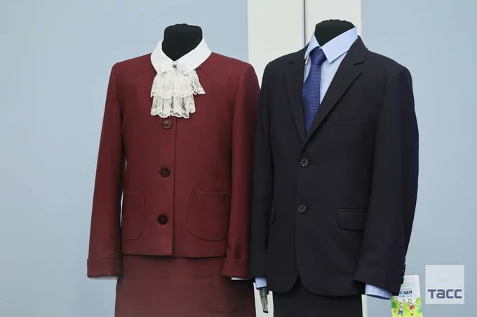 Минпросвещения РФ показало, как будет выглядеть новая школьная форма.

Это просто мастер-класс на тему "как юную живую девчонку превратить в унылую бабку а-ля Матвиенко".