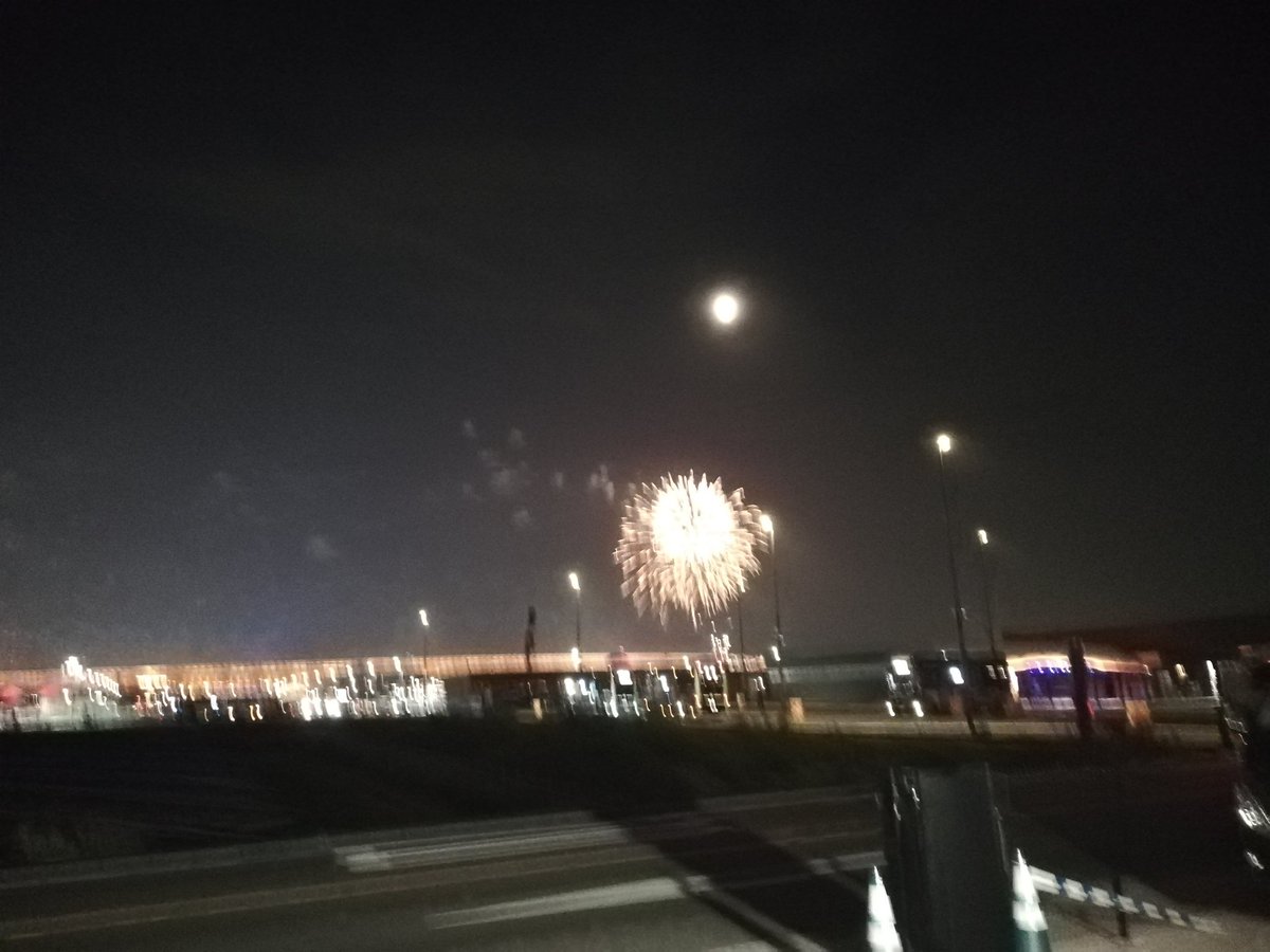 花火上がってるやん。