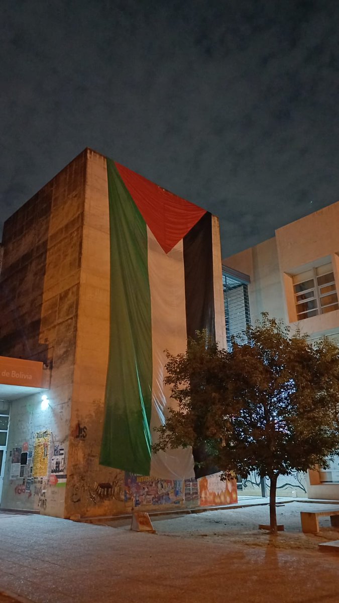 losotrosjudios's tweet image. Bandera palestina gigante en la Facultad de Artes de la Universidad de Córdoba, Argentina.
#StopGenocide