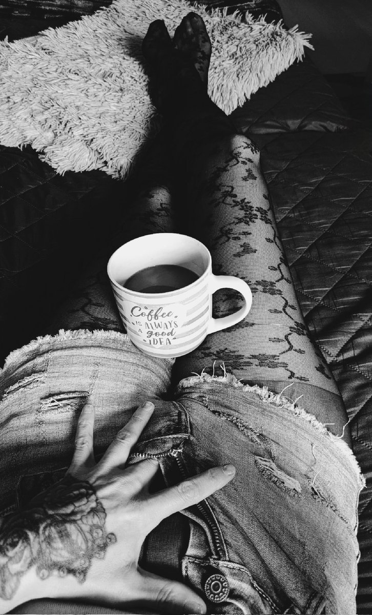 M I T T W O C H = #MittelfingerMittwoch &amp; somit wünsche ich euch einen fantastischen Wochenteiler 🖤

Kaffee ? Kaffee ! 

Ich trinke lieber Kaffee um keine Entscheidung zu treffen, die mein Mittelfinger vermutlich bereuen könnte 🔥☕
Kaffee in der einen Hand &amp; die andere krallt