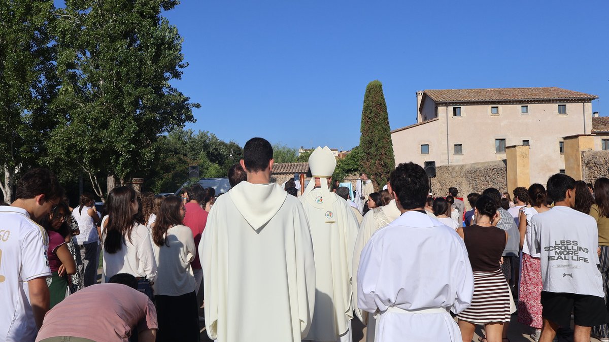📰El cardenal Cobo, a los jóvenes peregrinos del  Jubileo de vuelta a casa: «Esto es un eslabón de una cadena de la que ya  formas parte».

➡️«Gracias por dejarte tocar, sea como sea, por Jesús».

archimadrid.org/index.php/ofic…
