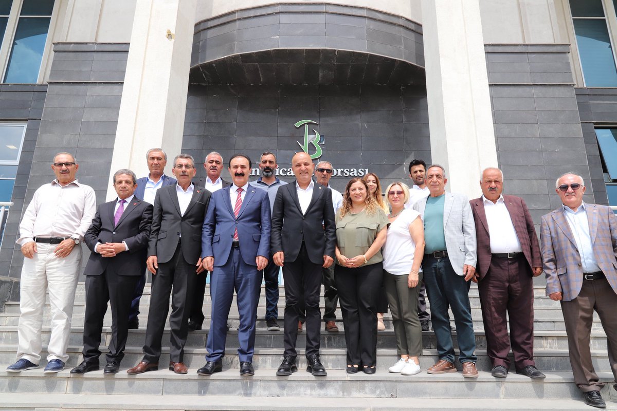 Tuşba İlçe Başkanımız Şükrü Şahar ile 
birlikte Van Ticaret Borsası’nı ziyaret ederek Yönetim Kurulu Başkanı Nayif Süer ve yönetim kuruluyla bir araya geldik. 

Yaşadıkları sorunları dinledik, gündemi değerlendirdik. Haksız ve hukuksuz uygulamaları konuştuk.