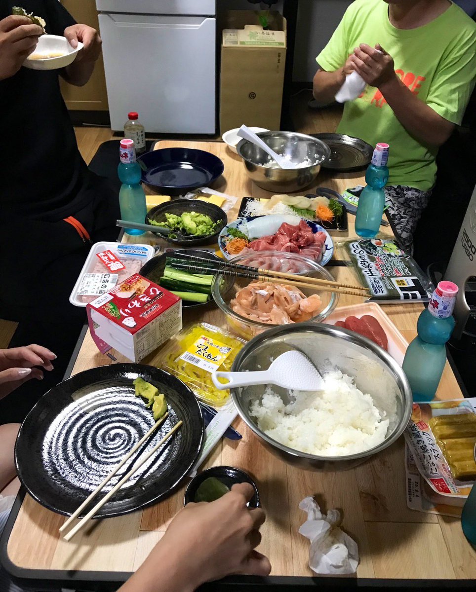 ある日にはラーメン食って、ある日にはトンカツ食って、ある日にはしゃぶしゃぶ食って、ある日には手巻き寿司食って