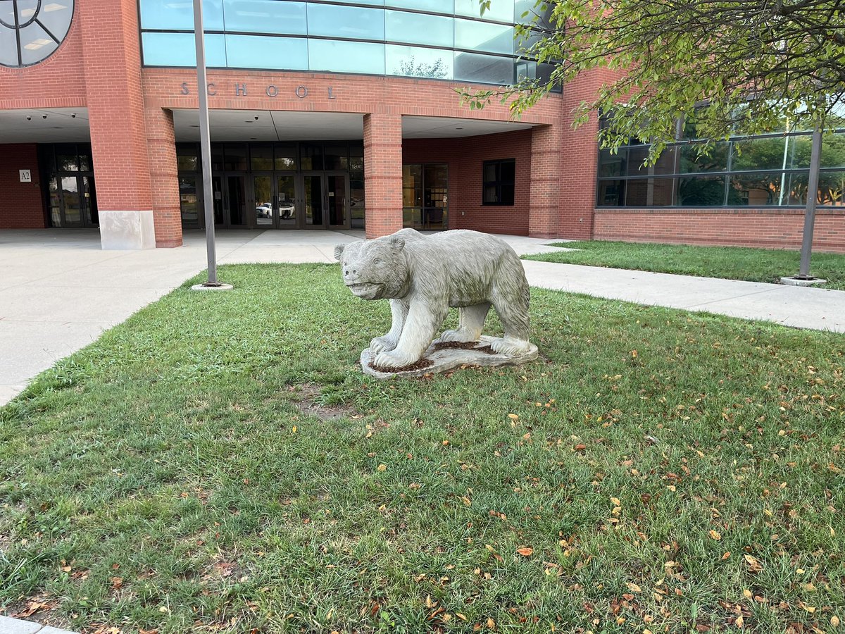 SMS__Principal's tweet image. We can’t wait to welcome all of our SMS Golden Bears back to school today!!