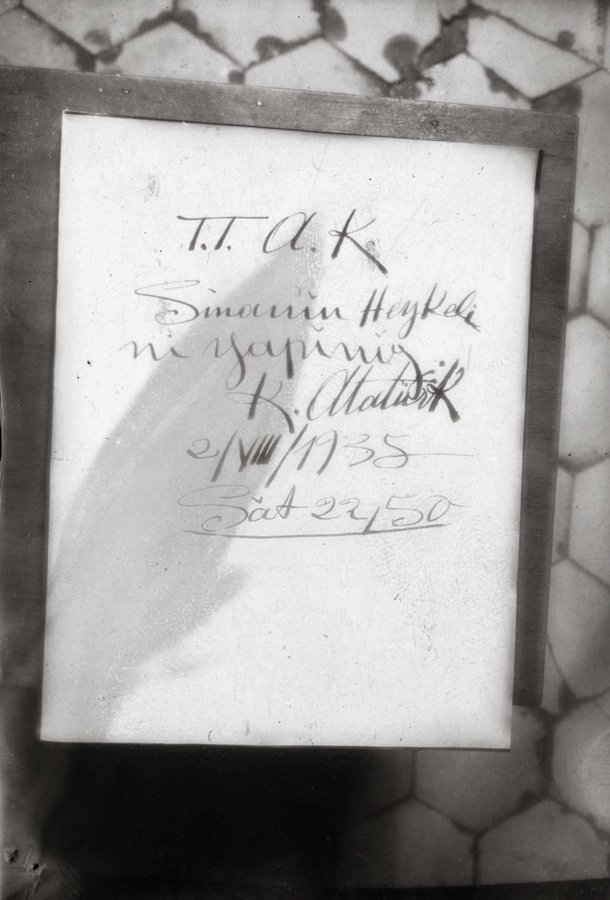 Atatürk'ün Türk Tarih Kurumuna el yazısı ile talimatı.

"Sinan'ın heykelini yapınız." (2 Ağustos 1935)